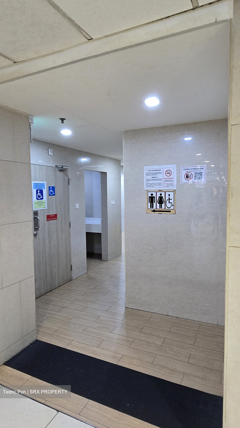 Lucky Plaza (D9), Retail #549184471